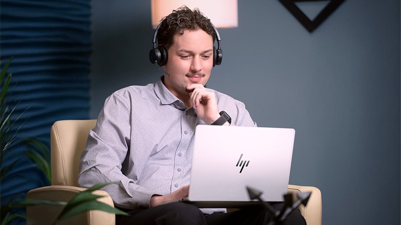 Man sitting with HP Elitebook X G1a in lap